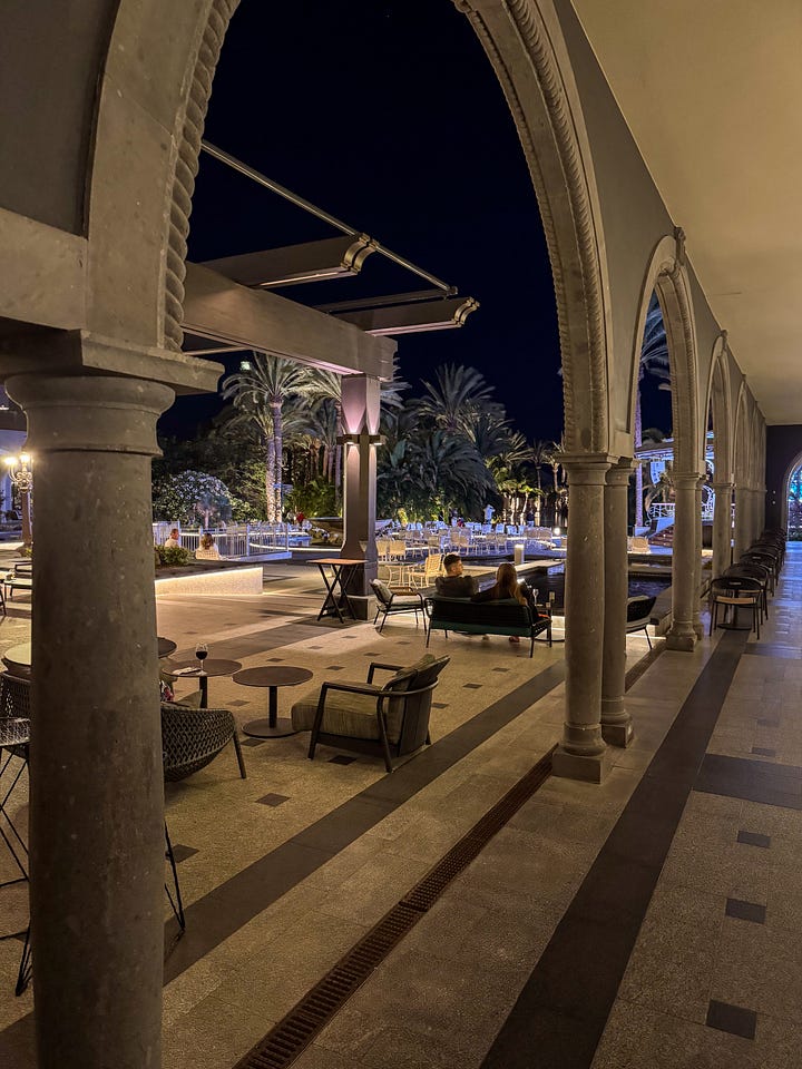 Entrada del hotel al restaurante