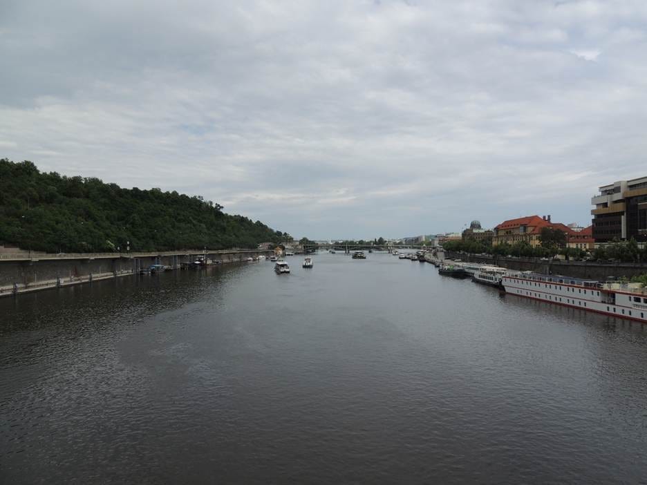 A river with boats on it

AI-generated content may be incorrect.