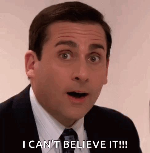 Michael Scott – postać z komediowego serialu The Office – robi zszokowaną, ale jednocześnie przeszczęśliwą minę.