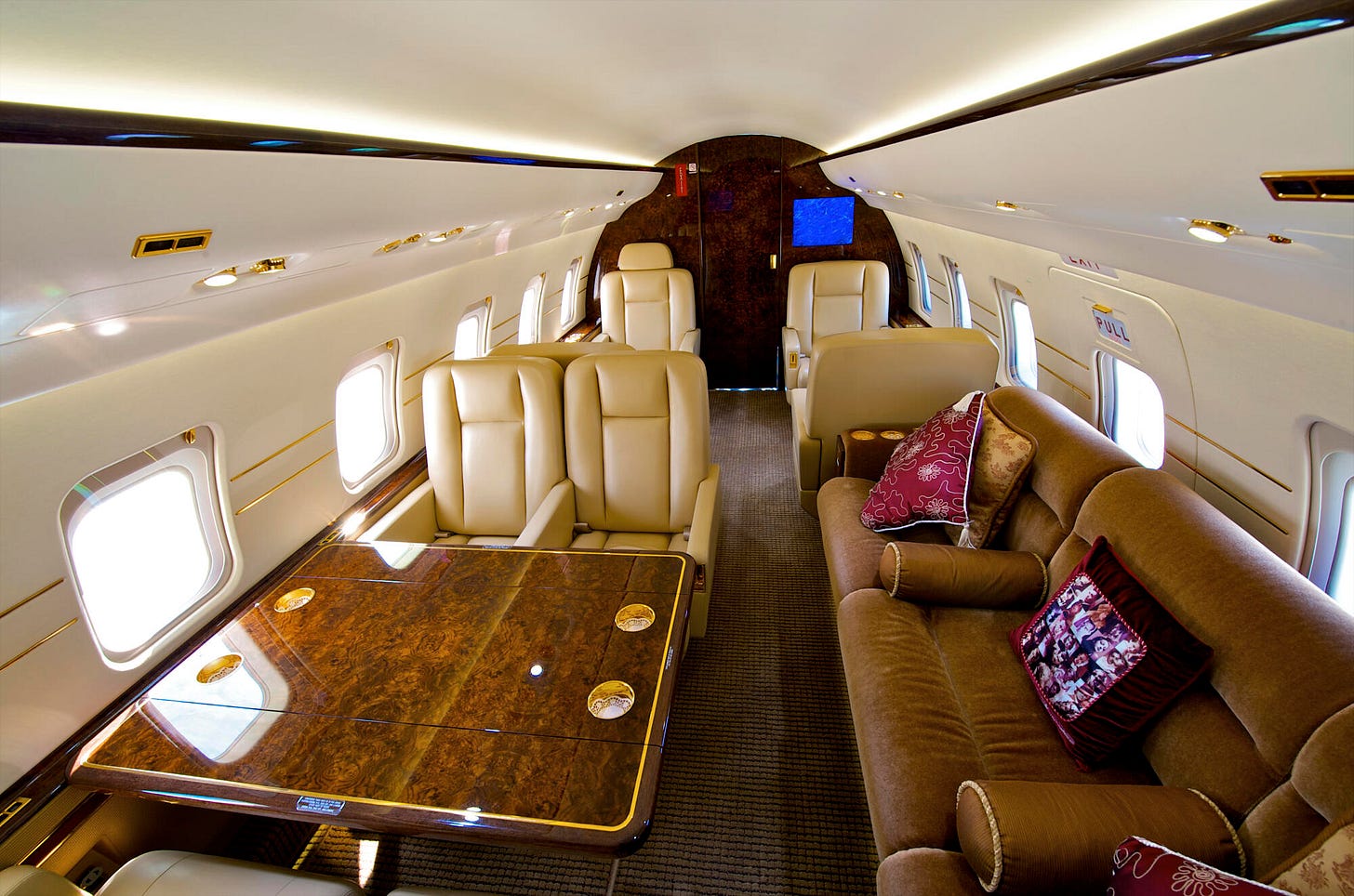 7 Luxurious Private Jet Interior Features to Explore