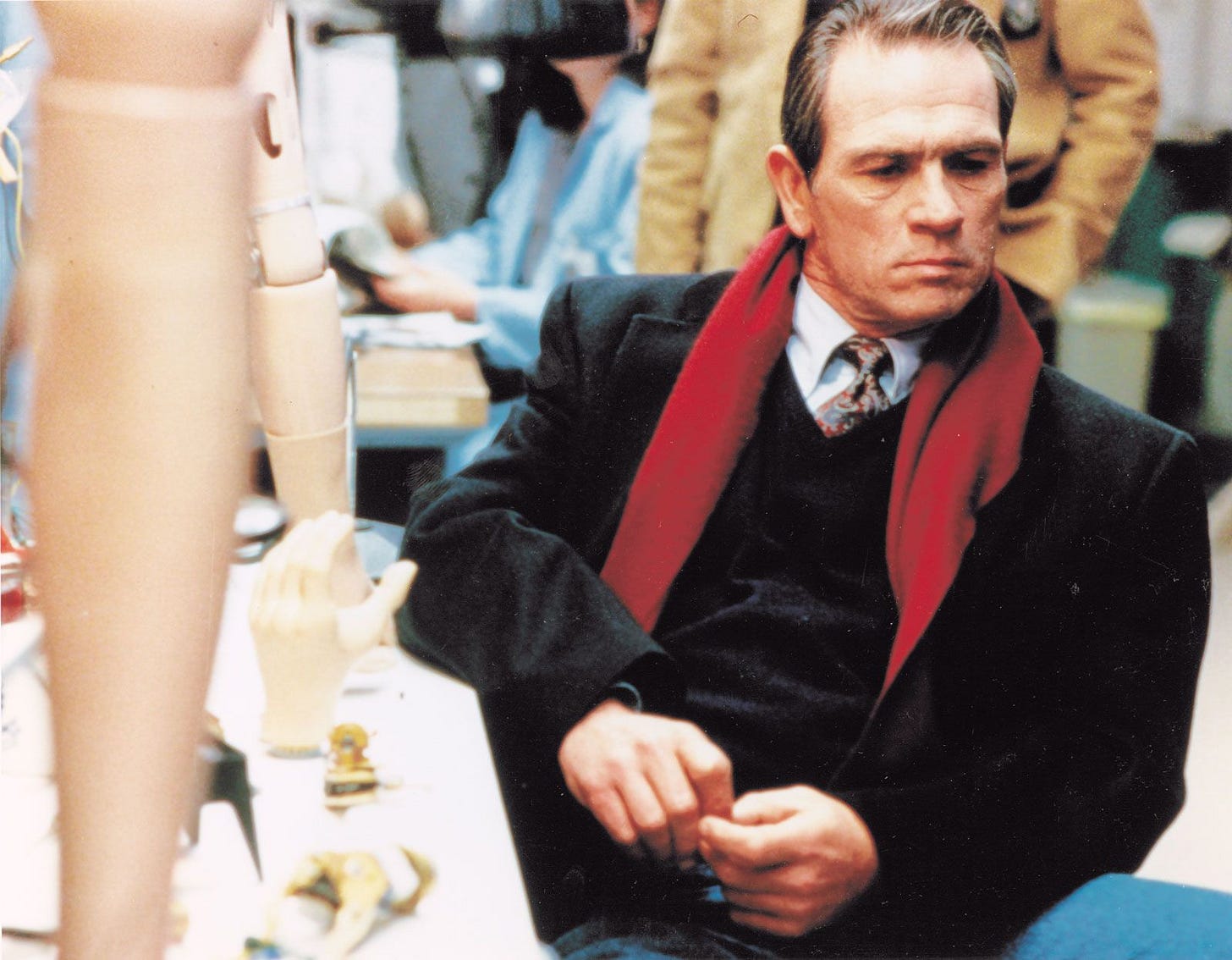 https://cdn.britannica.com/97/77197-050-574A81BD/Tommy-Lee-Jones-The-Fugitive.jpg