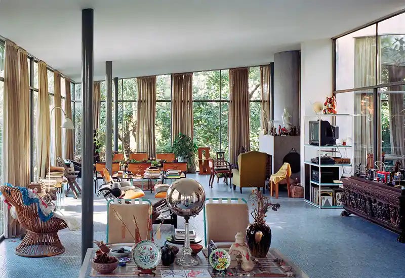 Mostra traz mobiliário original de Lina Bo Bardi de volta à Casa de Vidro