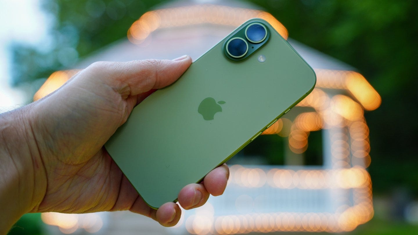 Apple Projected to Replace Samsung as World's No. 1 Smartphone Maker