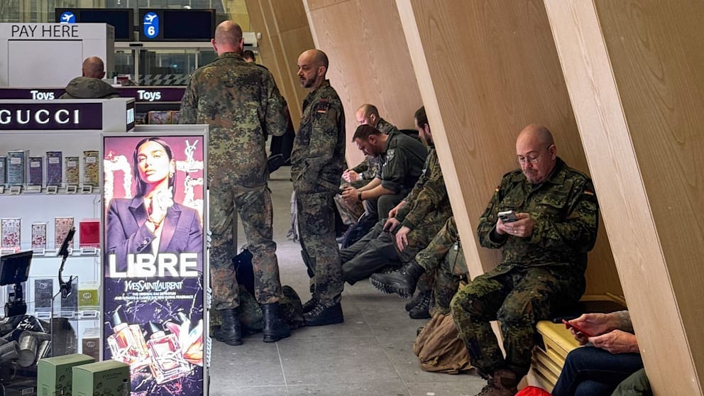 Wegen des Wetters startete die Maschine der Bundeswehr-Soldaten erst verspätet
