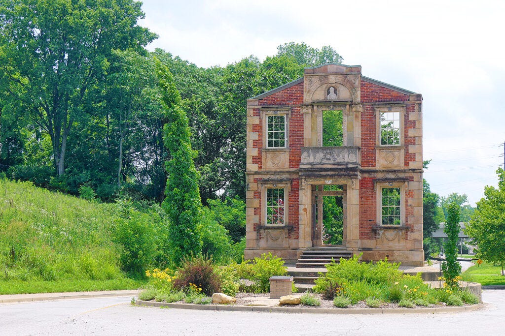 Façade of a House in the Middle of the Street in Louisville. - The Gate