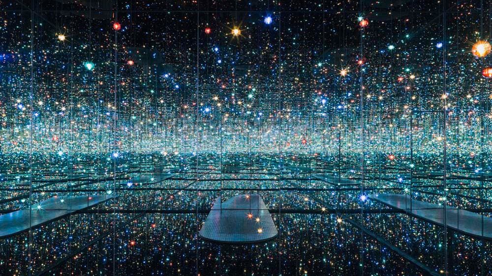 An infinity mirror room
