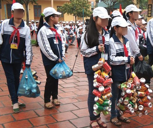 học sinh nộp lon