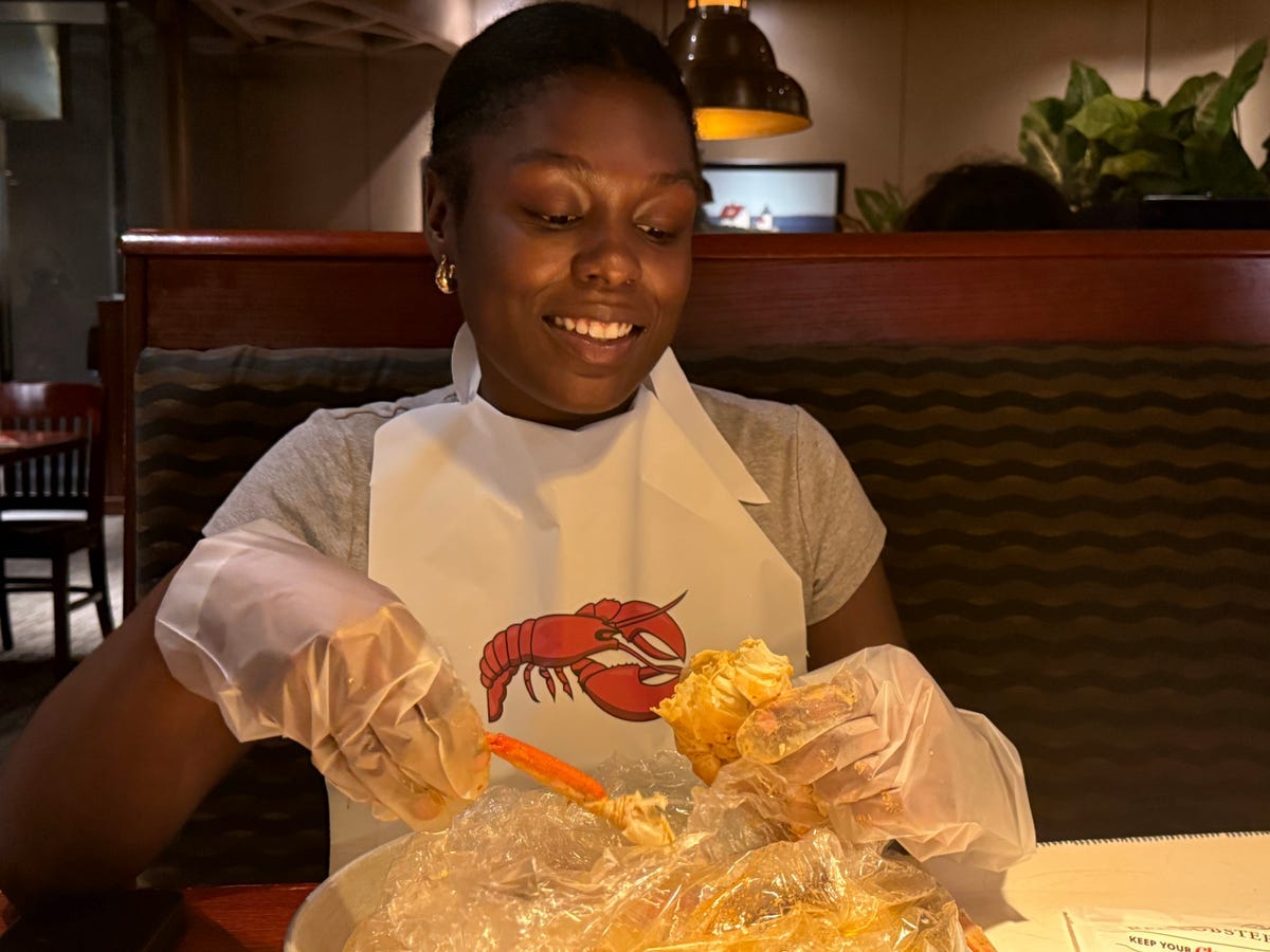 We Tried Red Lobster's Seafood Boil to See If It Lives up to the Hype -  Business Insider