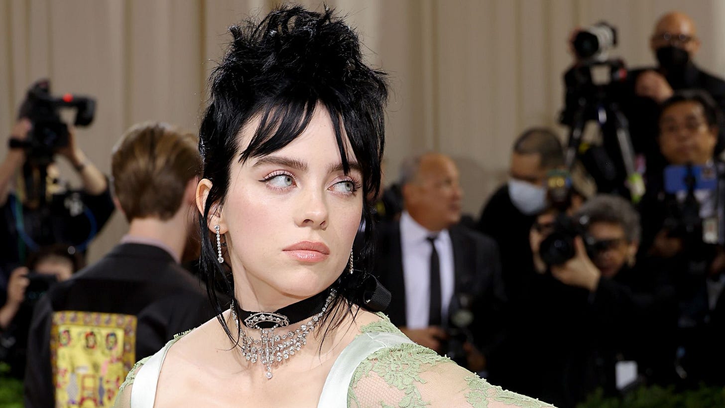 Billie Eilish sobre sentir atração por mulheres: 'Não era óbvio?'