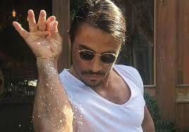 Pourquoi Salt Bae, le boucher des stars porte désormais des gants noirs ? -  Elle à Table