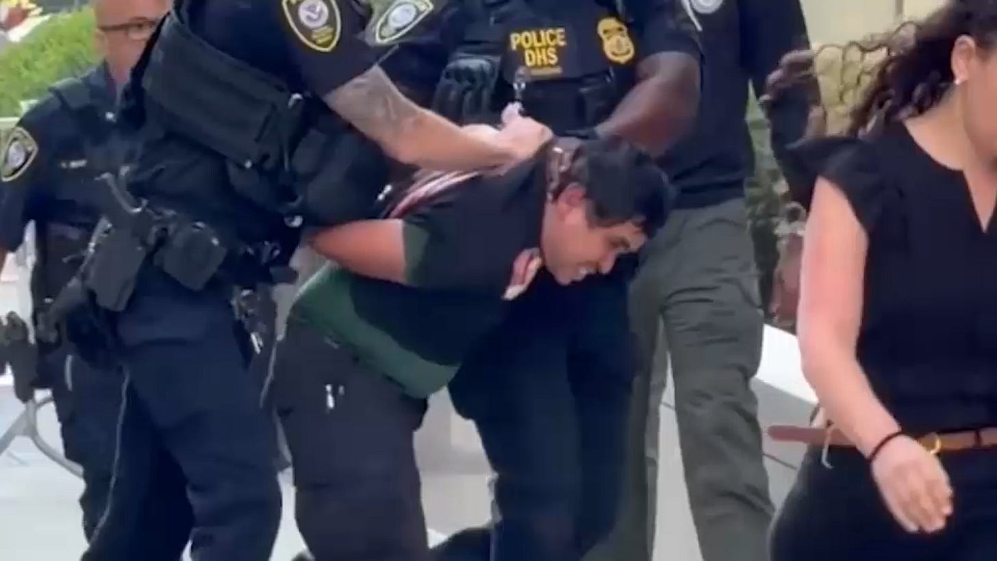 NYC smoke bomb: FBI says man who set fire outside 26 Federal Plaza in Lower Manhattan is Army veteran - ABC7 New York NYC smoke bomb: FBI says man who set fire outside 26 Federal Plaza in Lower Manhattan is Army veteran - ABC7 New York