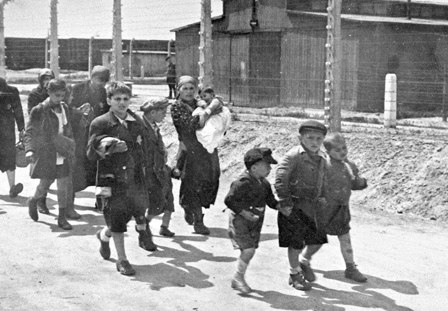 Barn og kvinner ankommer Auschwitz