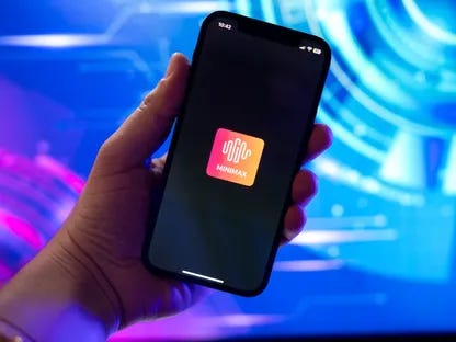 شعار شركة \"مينيماكس\" على شاشة هاتف \"آيفون\" في شنغهاي، الصين - بلومبرغ