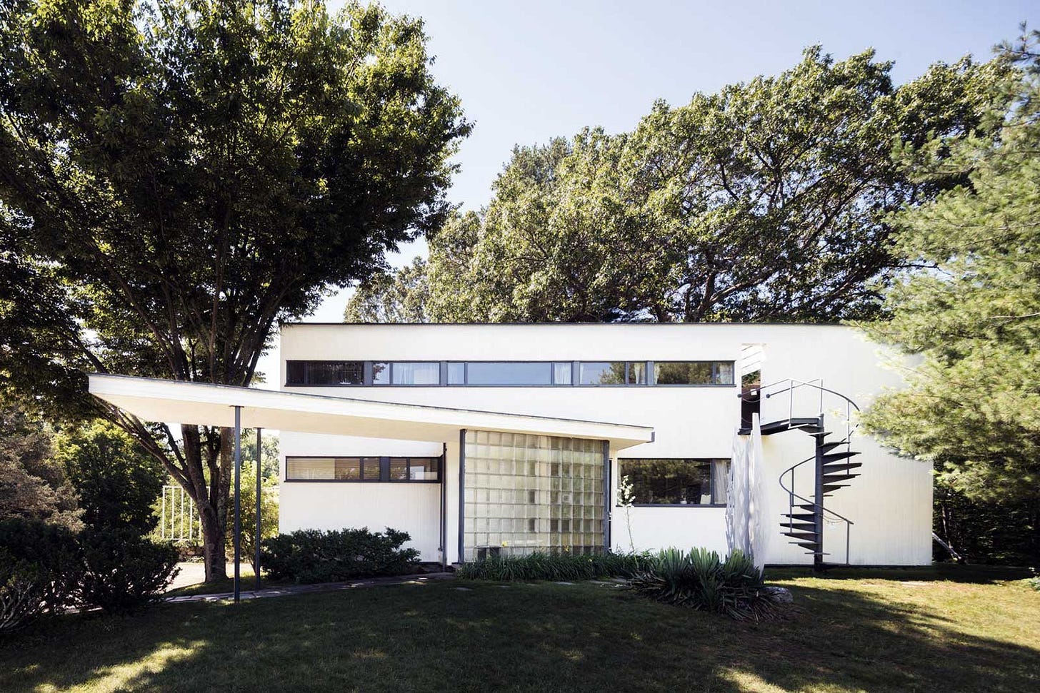 Gropius House in Lincoln by Walter Gropius | ArchEyes
