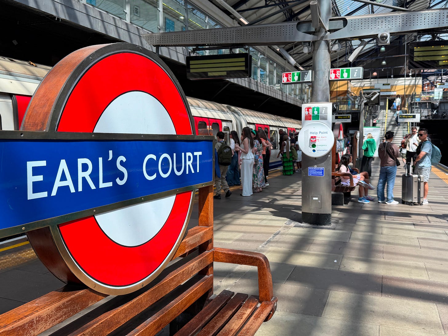 Platform roundel and bench at Earls Court. Platform roundel and bench at Earls Court.