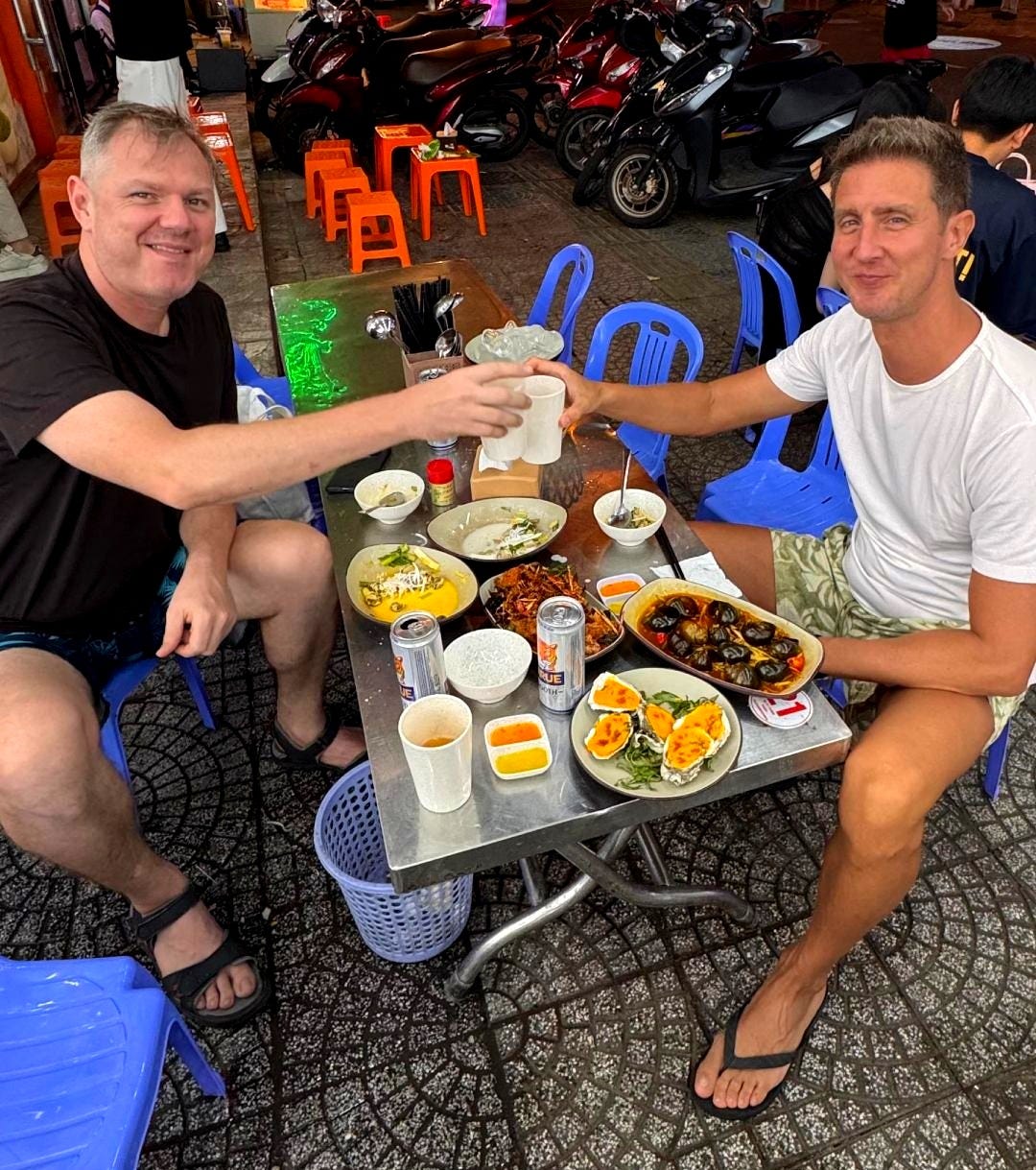 comiendo mesita sillita vietnam amigos extranjeros caracoles