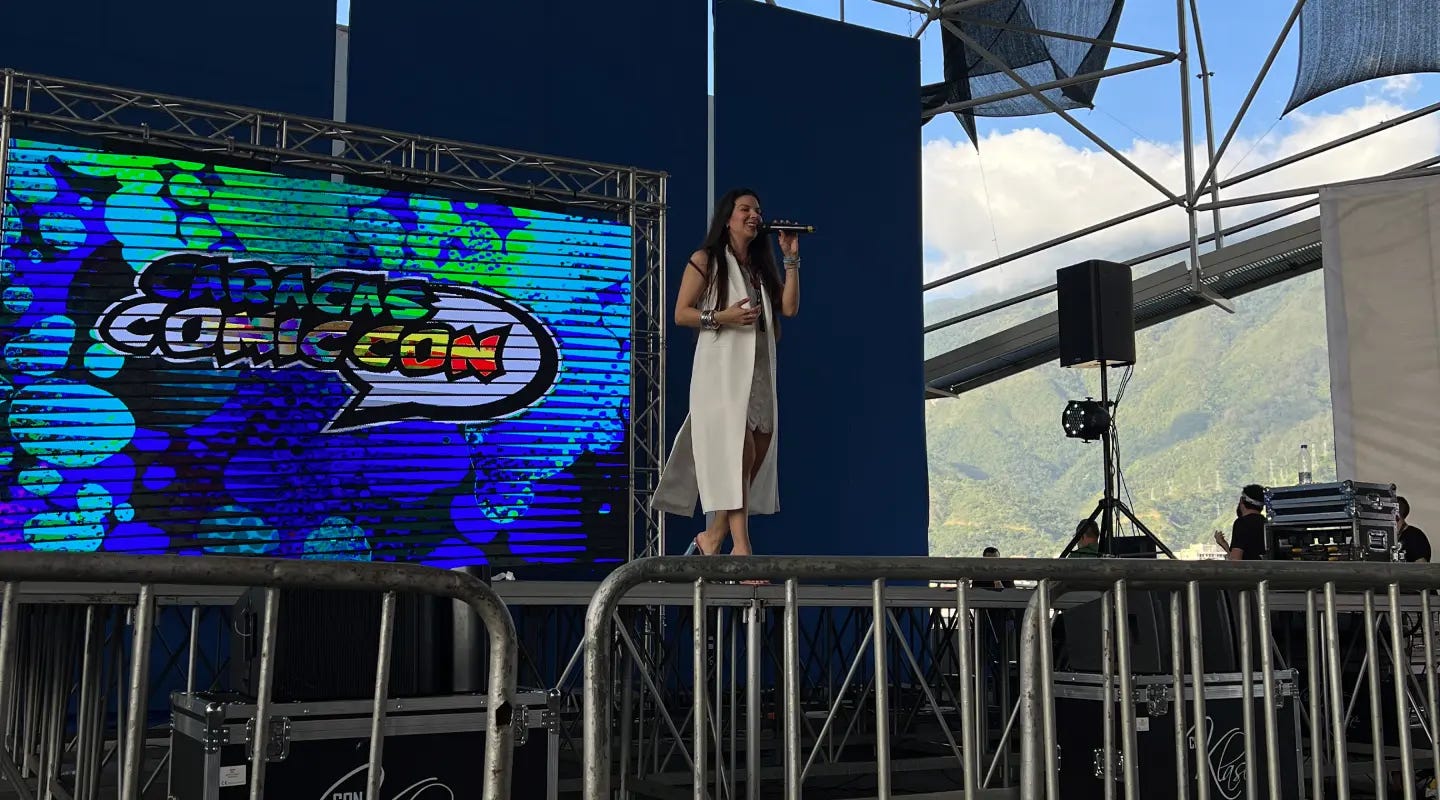 Carmen Sarahí en la tarima de la Caracas Comic Con. Foto de María Moreno. Carmen Sarahí en la tarima de la Caracas Comic Con. Foto de María Moreno.