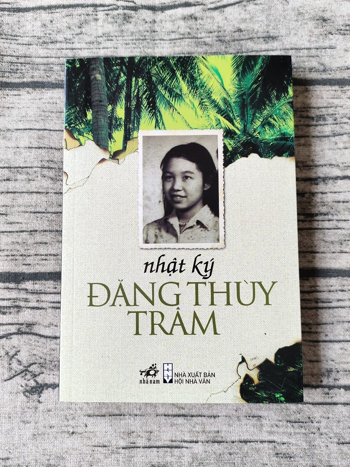 Review sách nhật ký Đặng Thùy Trâm – Người con gái rực lửa – ATP Book ...