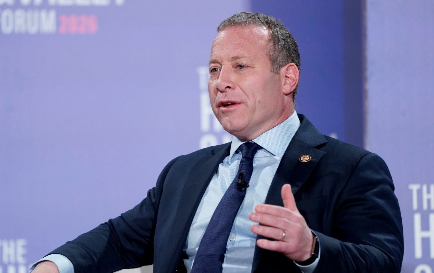 Josh Gottheimer participa en el panel "Competir y establecer estándares en la era de la IA" durante el Foro Hill & Valley 2026 en el Auditorio Andrew W. Mellon el 24 de marzo de 2026 en Washington, DC.