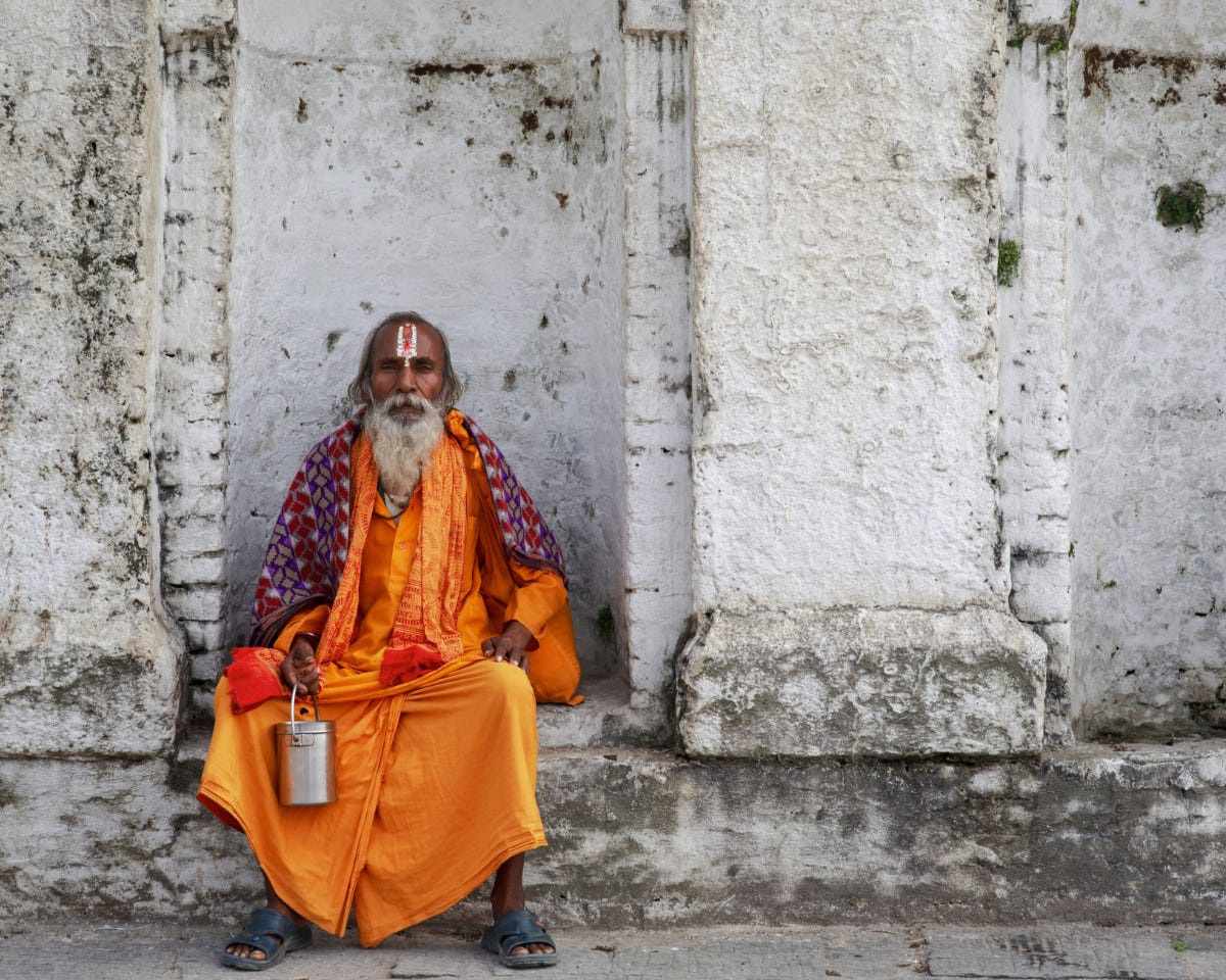 Immagine di un maestro indiano, simbolo di saggezza e guida spirituale, che ispira riflessione e consapevolezza interiore.