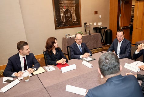Foto 1. Grenell është fotografuar nga pas, por asnjë tabelë me emër nuk është e dukshme. Foto 2. Ministri i jashtëm i Serbisë Marko Djuric qëndron pas Eliza Spiropalit, Ministres së Jashtme të Shqipërisë ndërsa Grenell duket përball saj. Gjuha e trupit lexohet si një prezantim i ndërmjetësuar nga Beogradi, jo nga ndonjë zyrtar amerikan. Foto 3. Richard Grenell i ulur në tryezë përball pjesëmarrësve të tjerë, dhe nuk ka asnjë tabelë që thotë “United States” përpara tij dhe Presidentja Osmani shihet në tryezë e katërta nga e djathta.