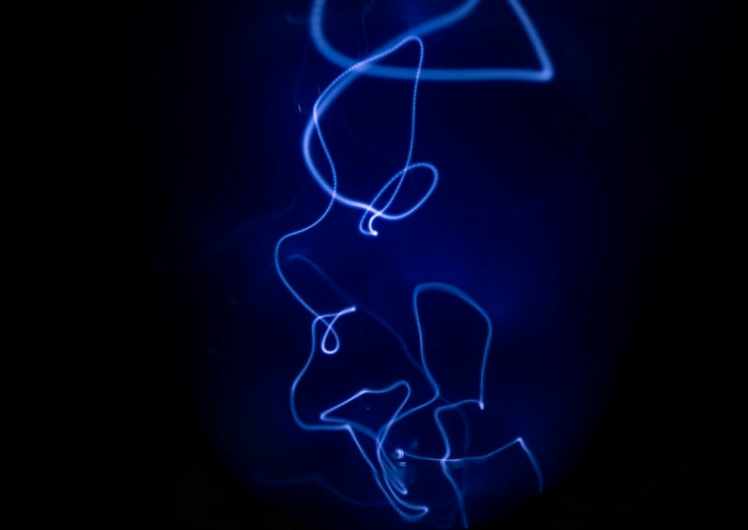 a blue light is shining on a black background