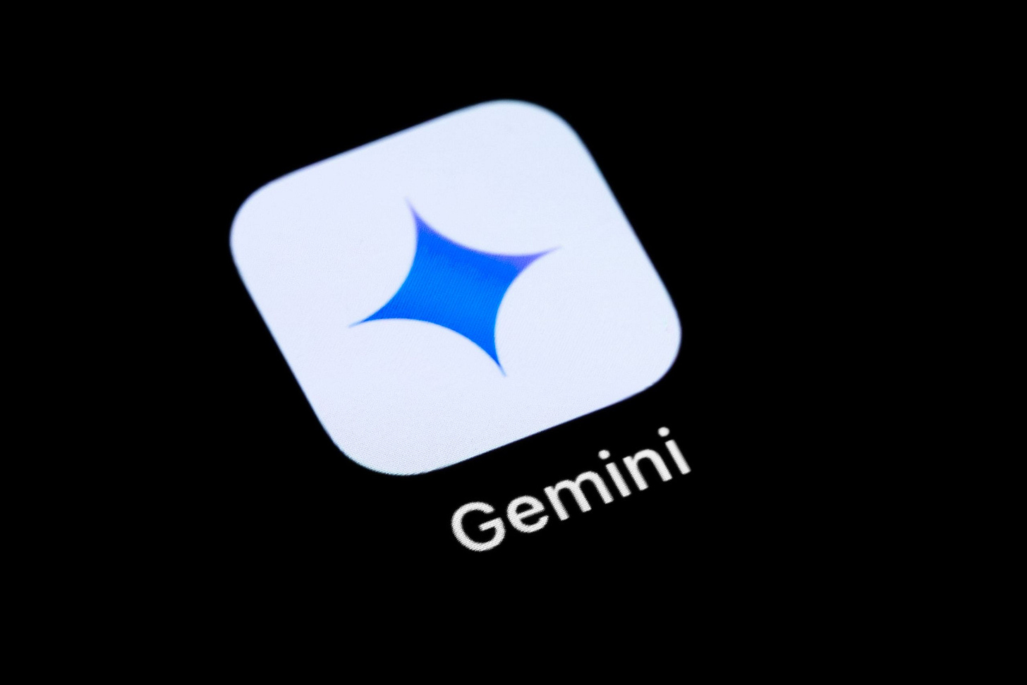 Apple Intelligence pronto podría incorporar a Gemini, el asistente IA de  Google | WIRED