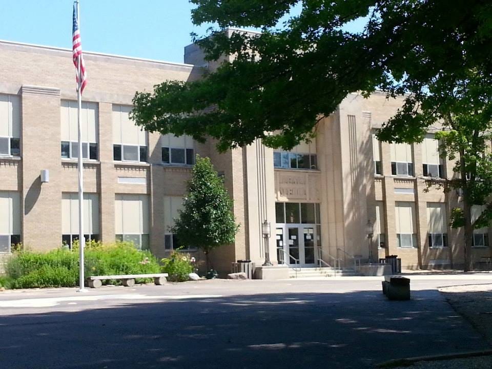 A building with a flag pole

AI-generated content may be incorrect.