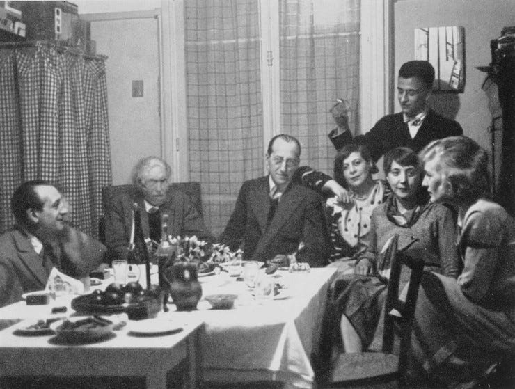 Foto: Michel Seuphor, Company in the studio of Michel Seuphor, Vanves, 1930. Van links naar rechts: Georges Vantongerloo, Joaquín Torres-García, Piet Mondrian, Florence Henri, Denis Honegger, Margaret Schall, Ingeborg Bjarnasson. Foto: Michel Seuphor, Company in the studio of Michel Seuphor, Vanves, 1930. Van links naar rechts: Georges Vantongerloo, Joaquín Torres-García, Piet Mondrian, Florence Henri, Denis Honegger, Margaret Schall, Ingeborg Bjarnasson.