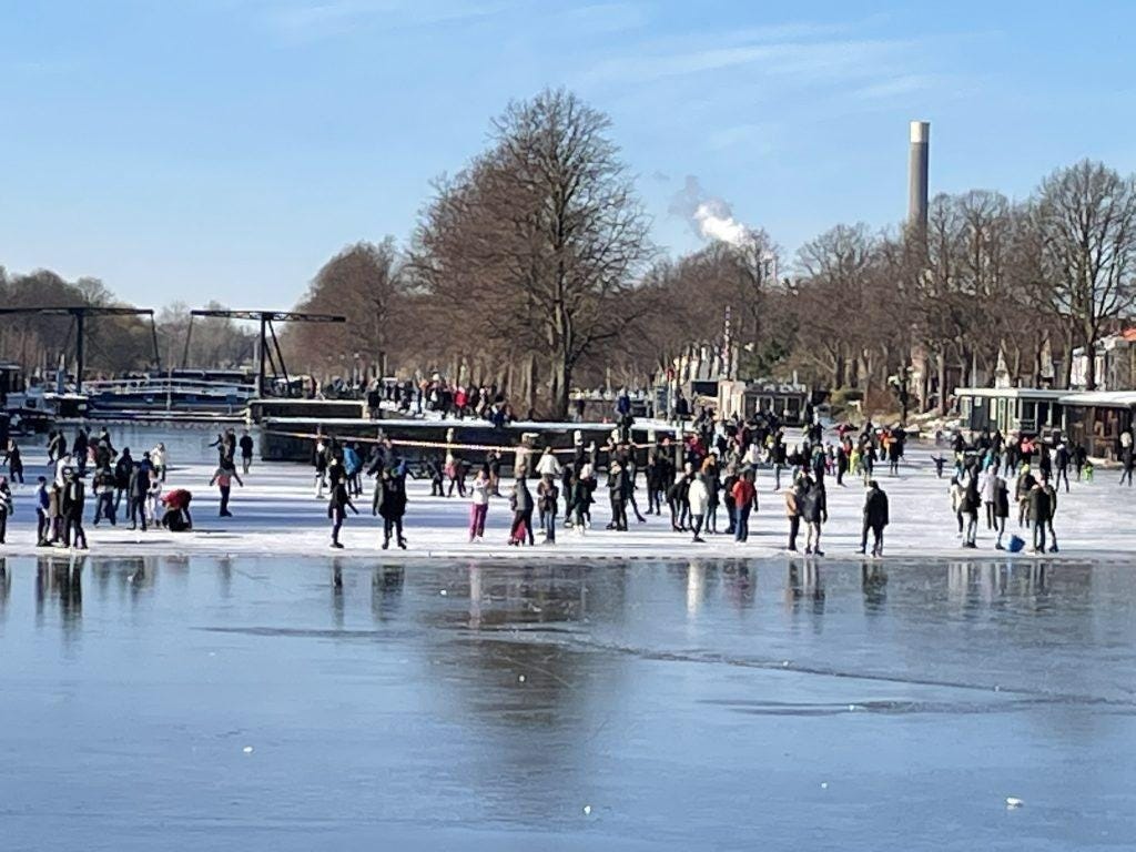 Afbeelding met buitenshuis, schaatsen, hemel, schaatsbaan

Door AI gegenereerde inhoud is mogelijk onjuist.
