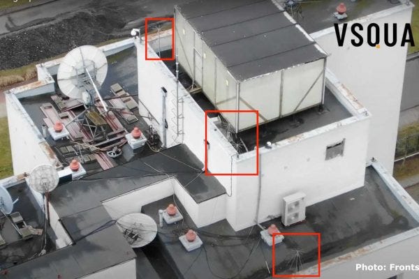 Container and antenna on the roof of a building in Warsaw where Russian diplomats live (Frontstory.pl) Container and antenna on the roof of a building in Warsaw where Russian diplomats live (Frontstory.pl)