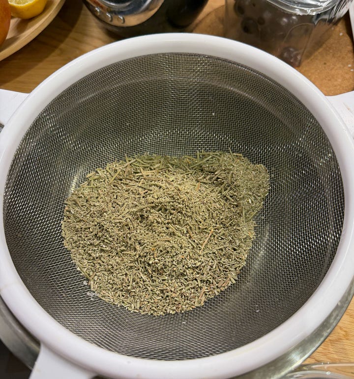 Preparation of powder stages from whole dried leaf to powder in a glass jar 