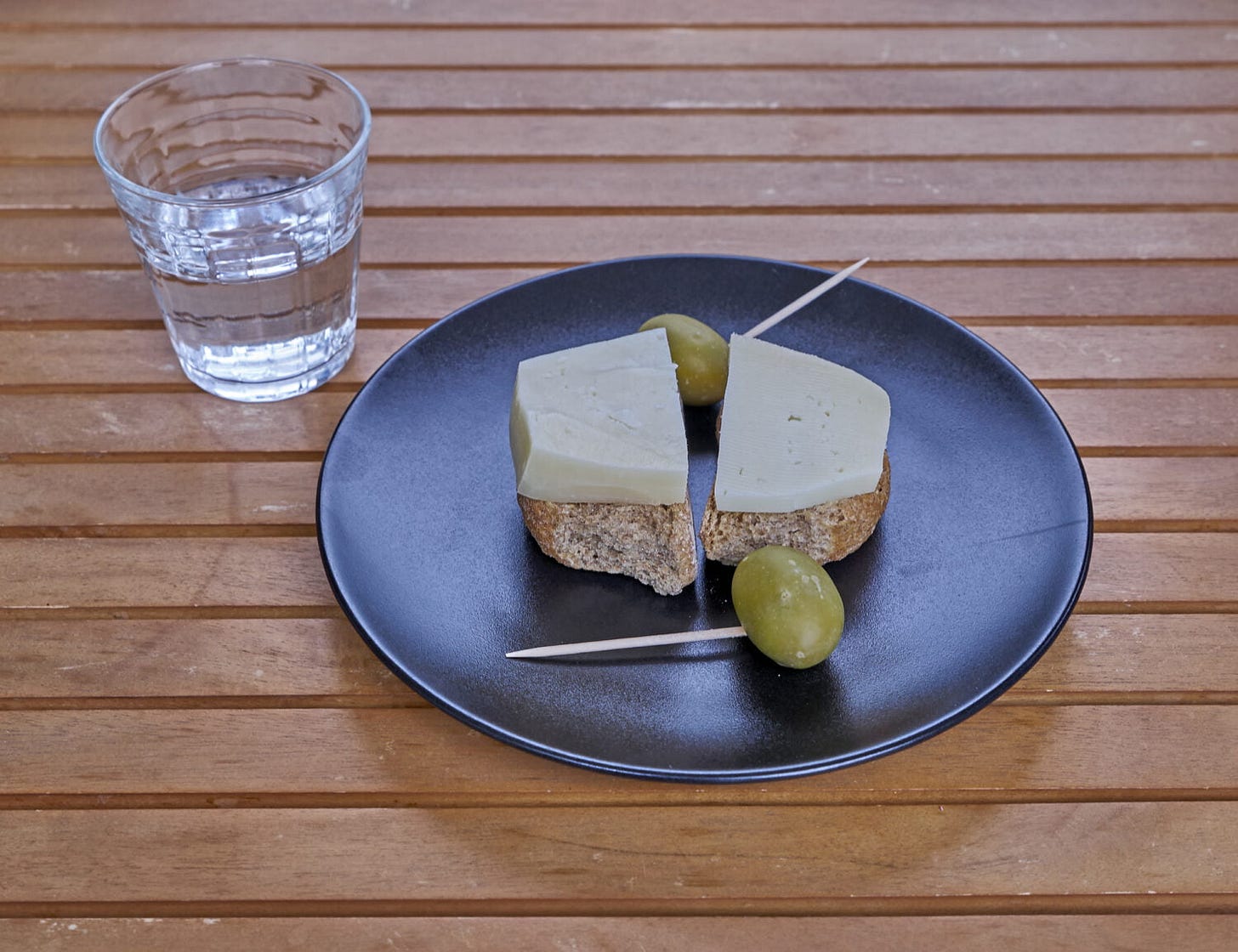 Raki Graviera & Gerstenzwieback Raki Graviera & Gerstenzwieback