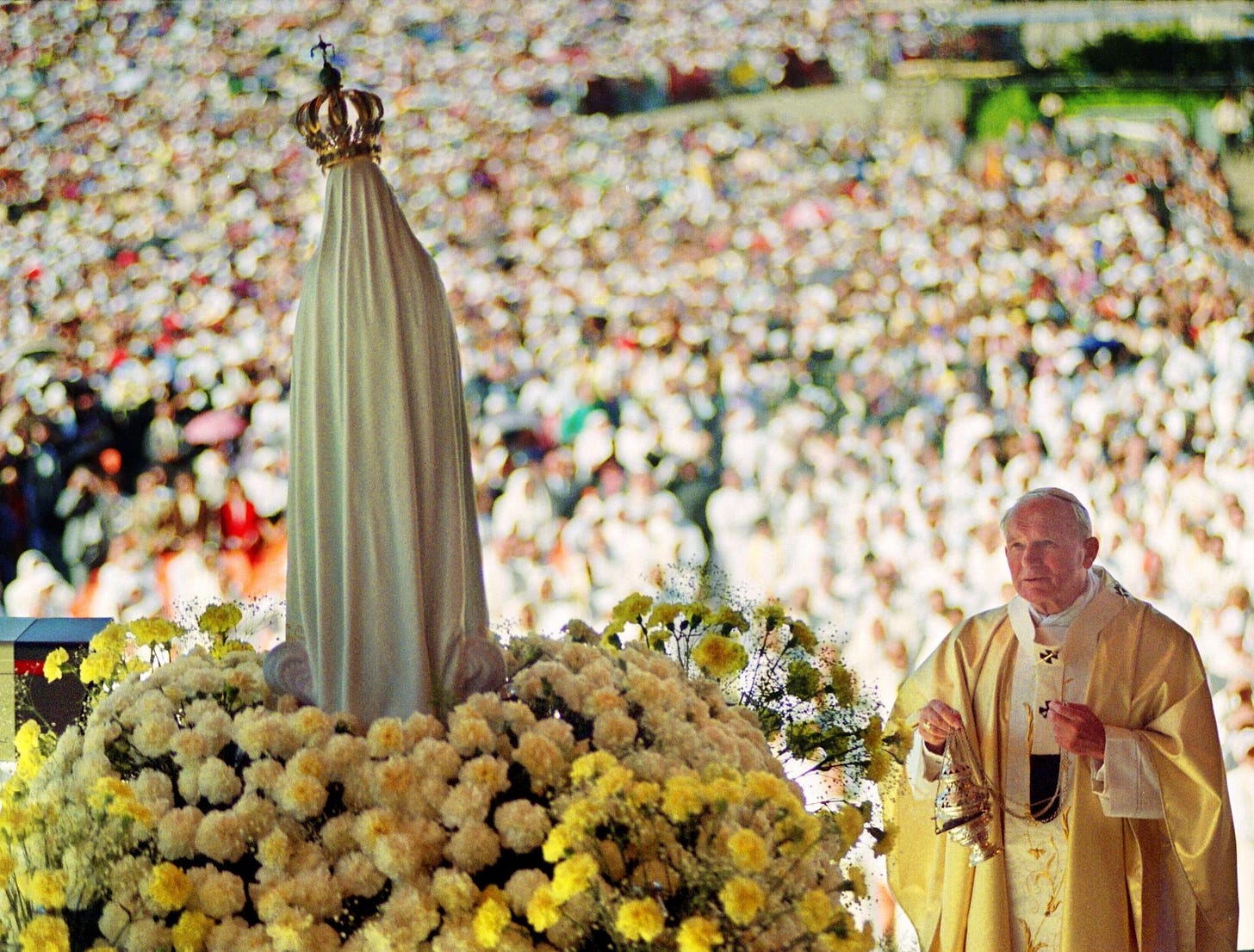 (File) Pope John Paul II celebrates a mass in the Chapel of the Apparitions in front of a statue of Our Lady of the Holy Rosary of Fatima on May 12, 1991 in Fatima, Portugal. Photo: AFP