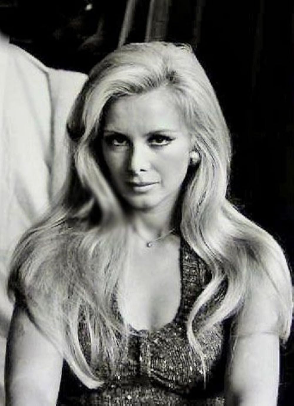 Filiz Akın, siyah-beyaz bir portrede zarif ve şık bir elbiseyle, Yeşilçam döneminin klasik yıldız görünümünde.