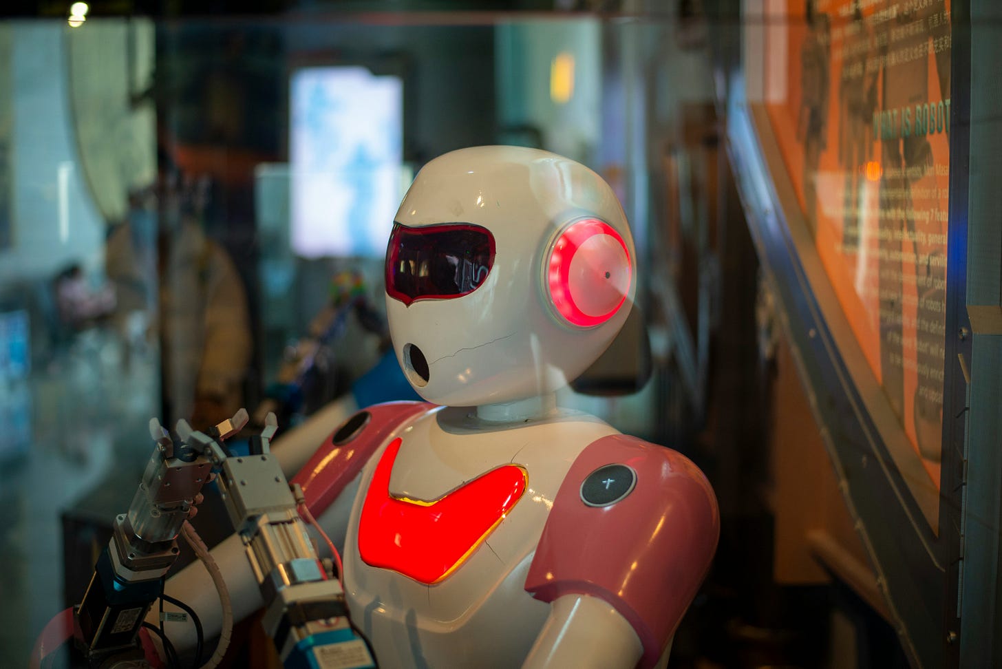 Close-up de um robô com uma luz vermelha no rosto, simbolizando tecnologia avançada e inteligência artificial