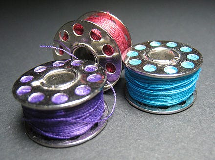 440px-Bobbins_colored_thread.jpeg