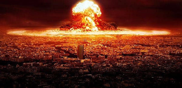 Foto de uma enorme explosão nuclear destruindo uma cidade.