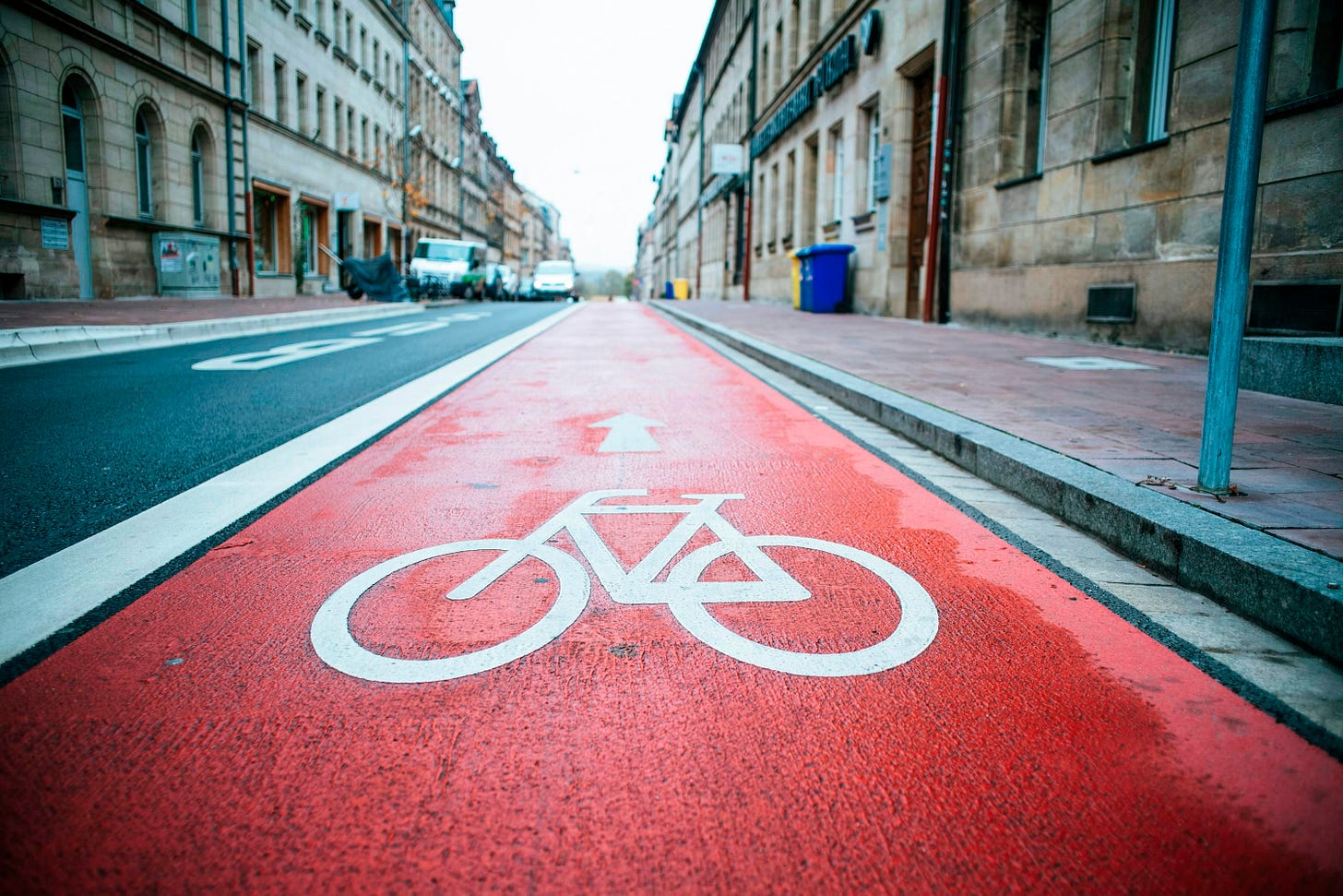Rot-weißer Liebesdruck auf der Straße