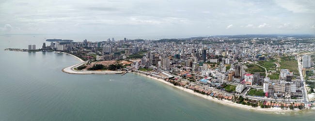 Une grande ville en bord de mer, pleine de tours et d'immeubles de bureaux. Une grande ville en bord de mer, pleine de tours et d'immeubles de bureaux.