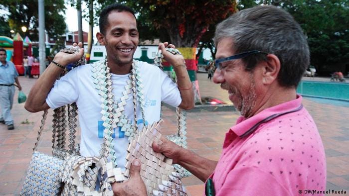 Sem valor, dinheiro venezuelano vira artesanato | Notícias sobre a América  Latina e as relações bilaterais | DW | 18.05.2018