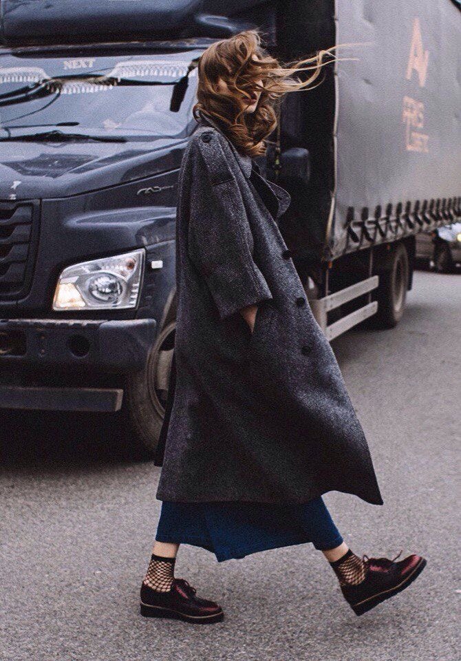 Mujer caminando con look sencillo, atemporal. Sensación de seguridad discreta. Mujer caminando con look sencillo, atemporal. Sensación de seguridad discreta.