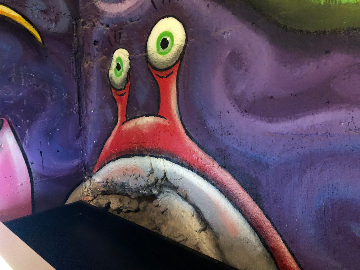 street art of an alien