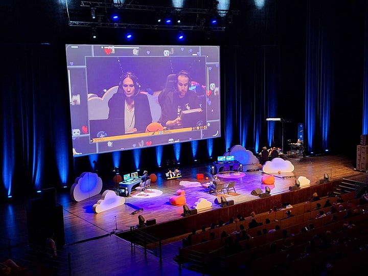 Two pictures from SpeeDons 5 at the Centre de Congrès de Lyon. One shows a view of the crowd in a large amphitheatre-like room, the other one shows the stage with the performers and a large screen behind them.