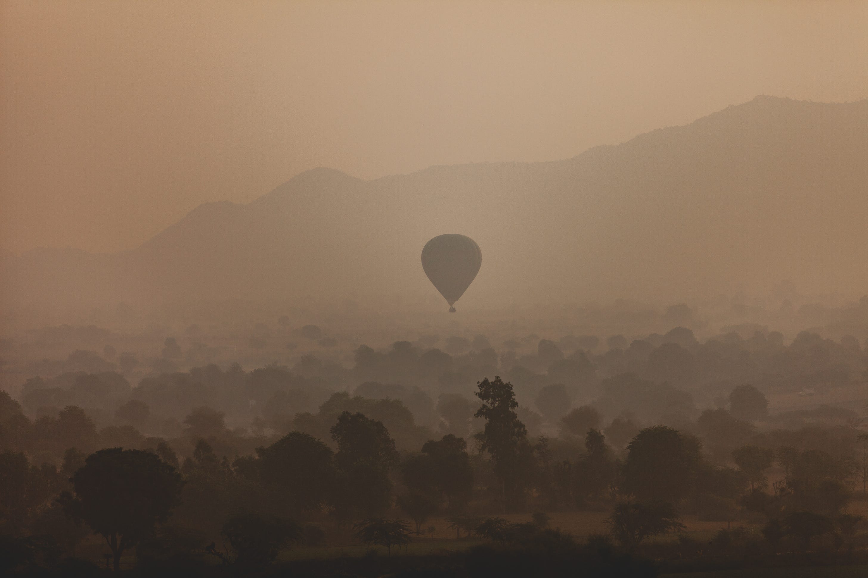 Hot-Air balloon, Pushkar, India. 1/2500, ƒ/2.8, ISO 100, 200mm. © Gavin Gough Hot-Air balloon, Pushkar, India. 1/2500, ƒ/2.8, ISO 100, 200mm. © Gavin Gough