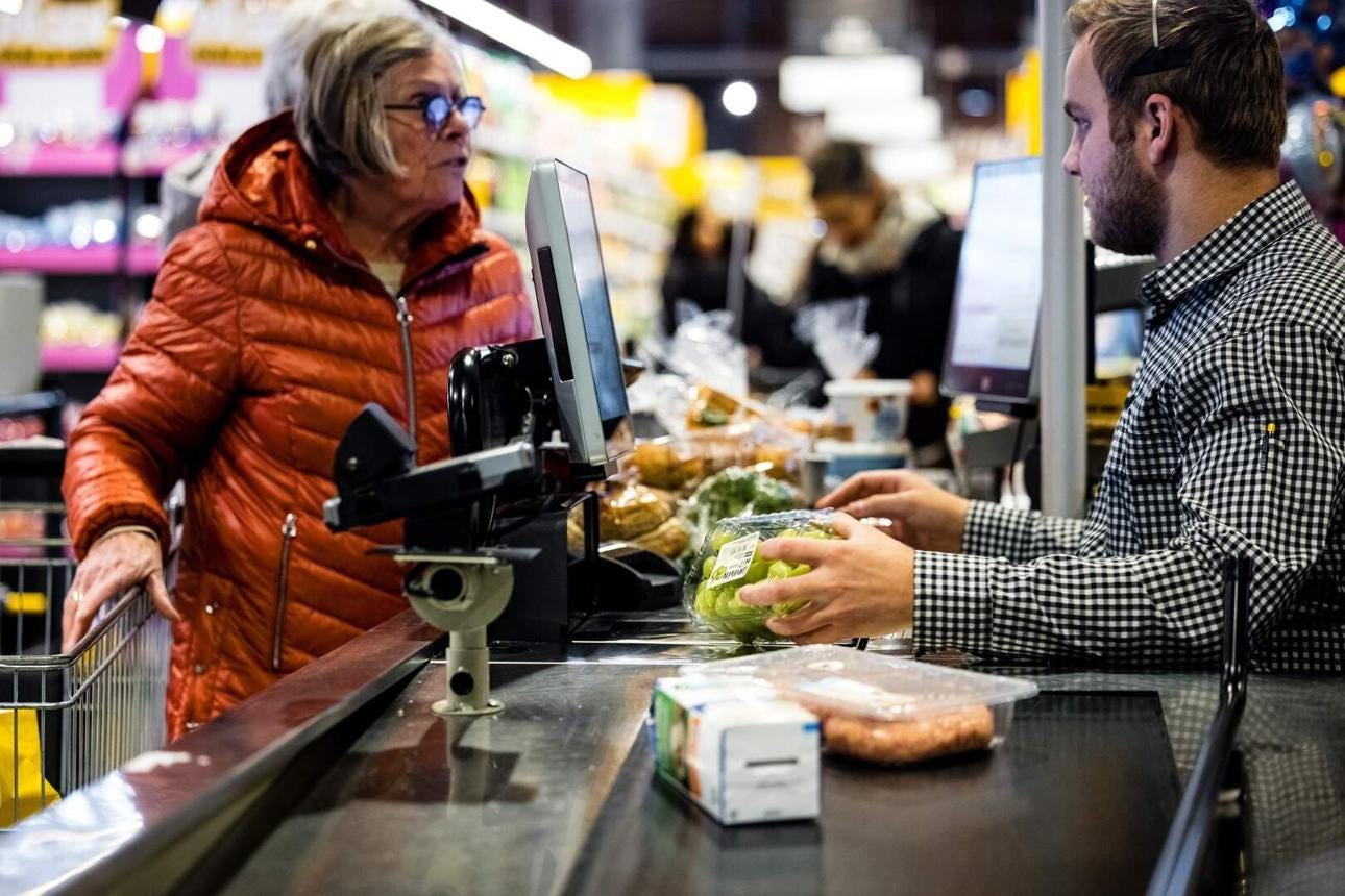 Wordt het leven nu écht duurder of niet? Deze producten in de supermarkt stegen enorm in prijs, en deze werden juist goedkoper | De Limburger Wordt het leven nu écht duurder of niet? Deze producten in de supermarkt stegen enorm in prijs, en deze werden juist goedkoper | De Limburger
