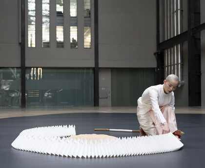 《如實曲徑》在 Tate Modern 的舞者掃動米粒|來源:Tate(Oliver Cowling 攝) 《如實曲徑》在 Tate Modern 的舞者掃動米粒|來源:Tate(Oliver Cowling 攝)
