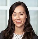 黒いシャツを着ている女性

自動的に生成された説明