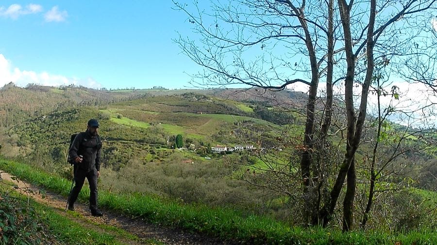 Peregrino en el Camino Primitivo subiendo hacia Escamplero