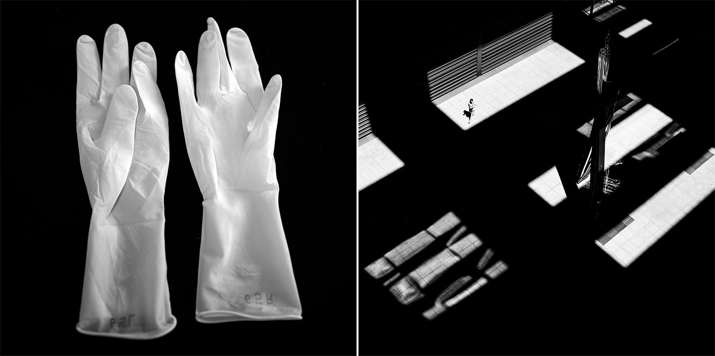 Due immagini in bianco e nero affiancate: a sinistra, un paio di guanti chirurgici in lattice bianchi disposti verticalmente su uno sfondo nero; a destra, una veduta dall'alto di un ambiente buio con forti contrasti di luce geometrici sul pavimento, dove si intravede una piccola figura umana che cammina. Due immagini in bianco e nero affiancate: a sinistra, un paio di guanti chirurgici in lattice bianchi disposti verticalmente su uno sfondo nero; a destra, una veduta dall'alto di un ambiente buio con forti contrasti di luce geometrici sul pavimento, dove si intravede una piccola figura umana che cammina.